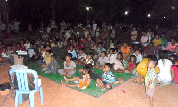 [캄보디아]160명 엉까에오 마을주민과 함께한 ‘이동영화관’