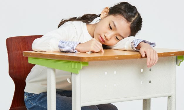 기울어진 책상, 흔들리는 의자