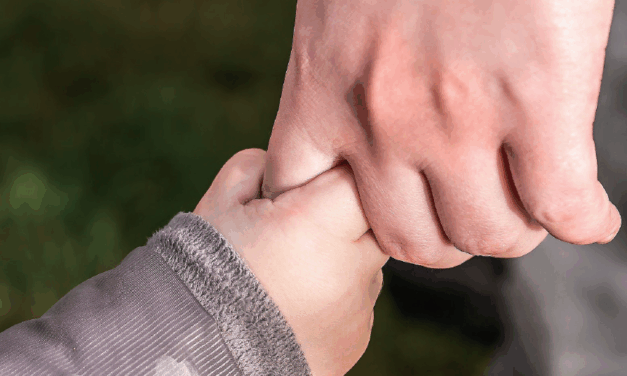 먼저 손 좀 잡겠습니다