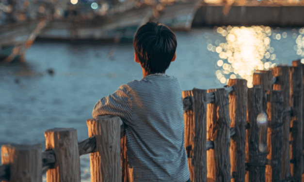 엄마를 기다리는 민우에게 추석 선물을 전해주세요.