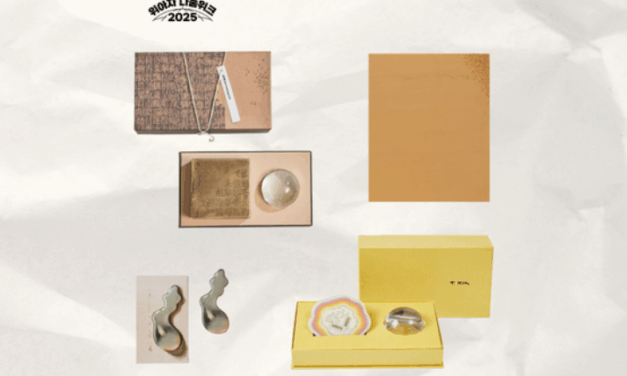 김성희 국립현대미술관장, ‘김창열·론 뮤익’ 한정판 기념품 기부[위아자 2025]