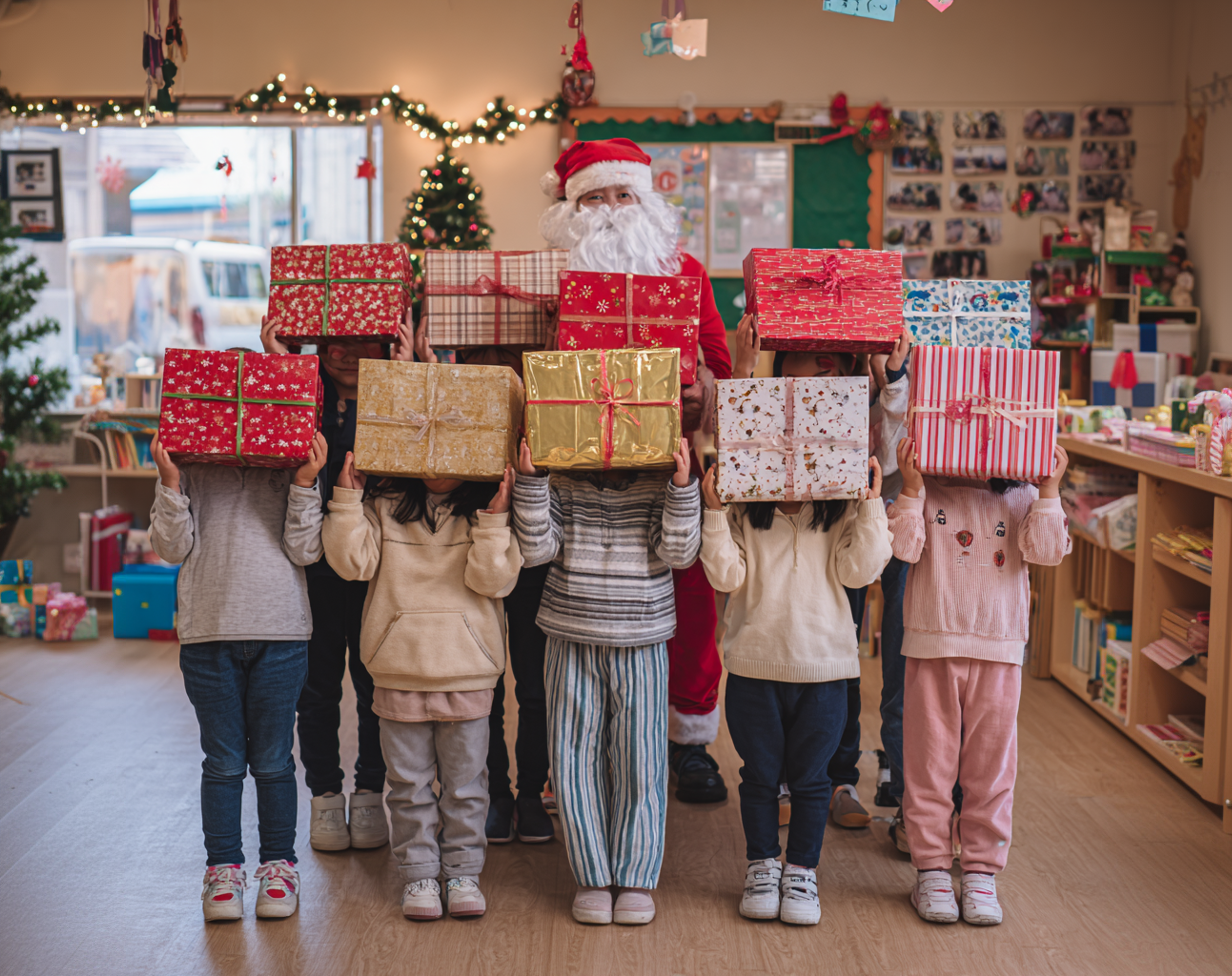 선물을 받고 기뻐하는 아이들