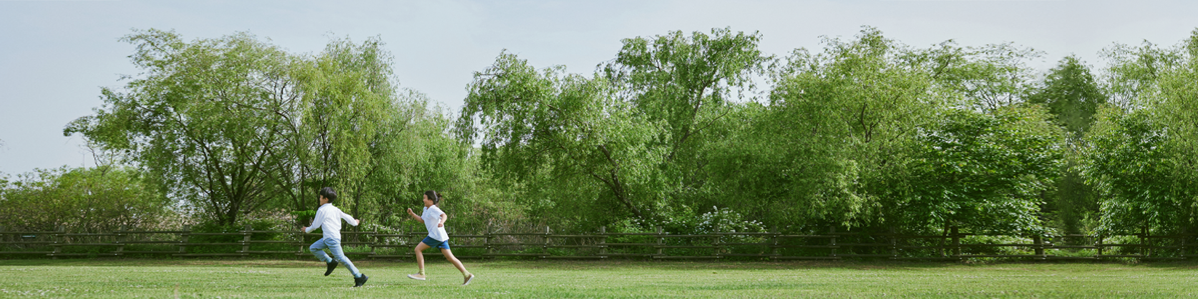 들판을 달리는 아이들